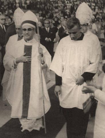 Romero acompañado por Rutilio Grande.